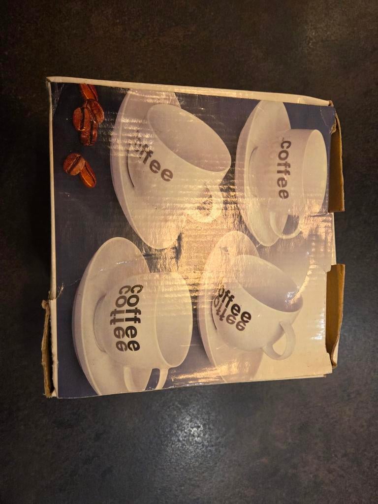 4 koffietasjes met ondertas, Enlèvement