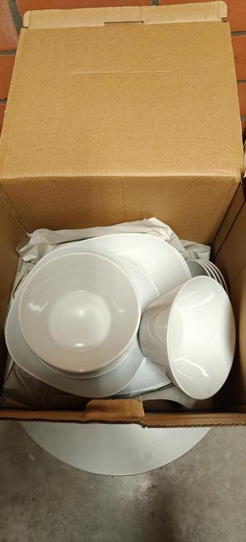 Wit servies voor minstens 8 pers. beschikbaar voor biedingen