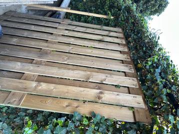 Houten schutting  beschikbaar voor biedingen