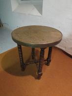 Petite table, plateau en laiton repoussé, Enlèvement