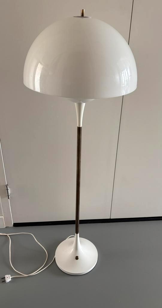 Deense jaren ‘70 vloerlamp van Bent Karlby, Huis en Inrichting, Lampen | Vloerlampen, Gebruikt, 100 tot 150 cm, Kunststof, Ophalen