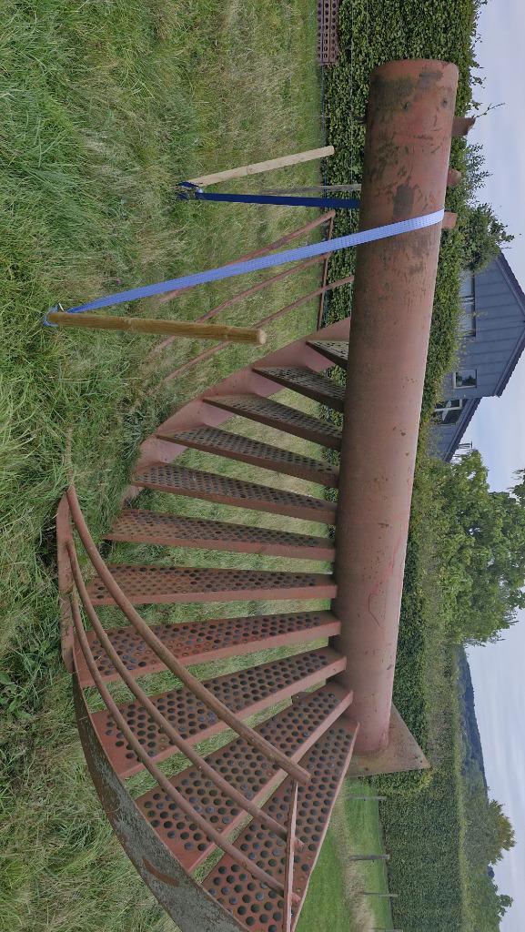 Zeer mooie spiraalvormige metalen trap, Doe-het-zelf en Bouw, Ladders en Trappen, Gebruikt, Trap, 2 tot 4 meter, Ophalen
