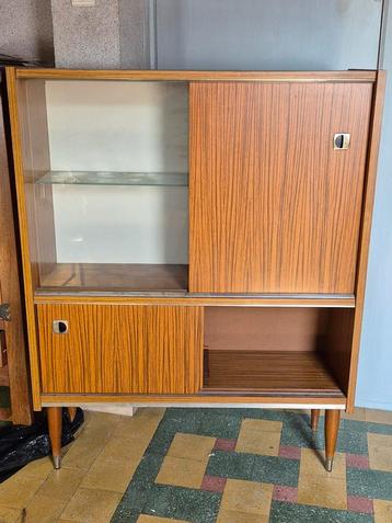 Vintage retro vitrinekast beschikbaar voor biedingen