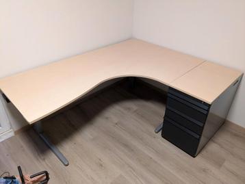 Groot hoekbureau met ladekast   beschikbaar voor biedingen