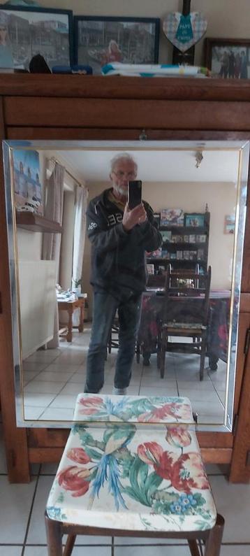 Wandspiegel van zilverkleurig metaal, gouden rand  beschikbaar voor biedingen