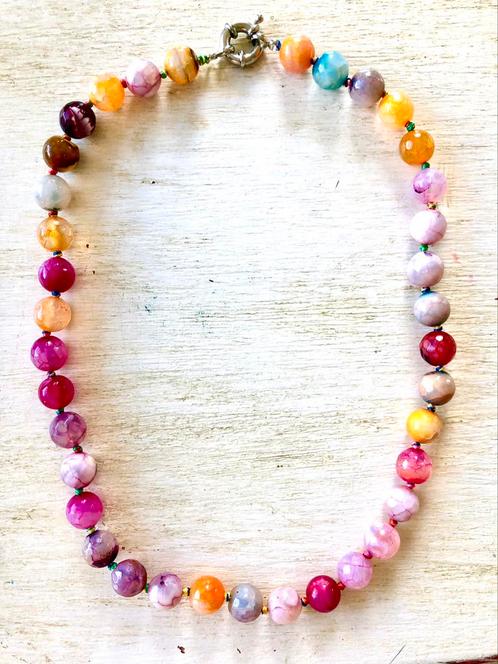 Très beau collier véritables perles en pierres. Neuf, Handtassen en Accessoires, Kettingen, Nieuw, Steen of Mineraal, Overige kleuren