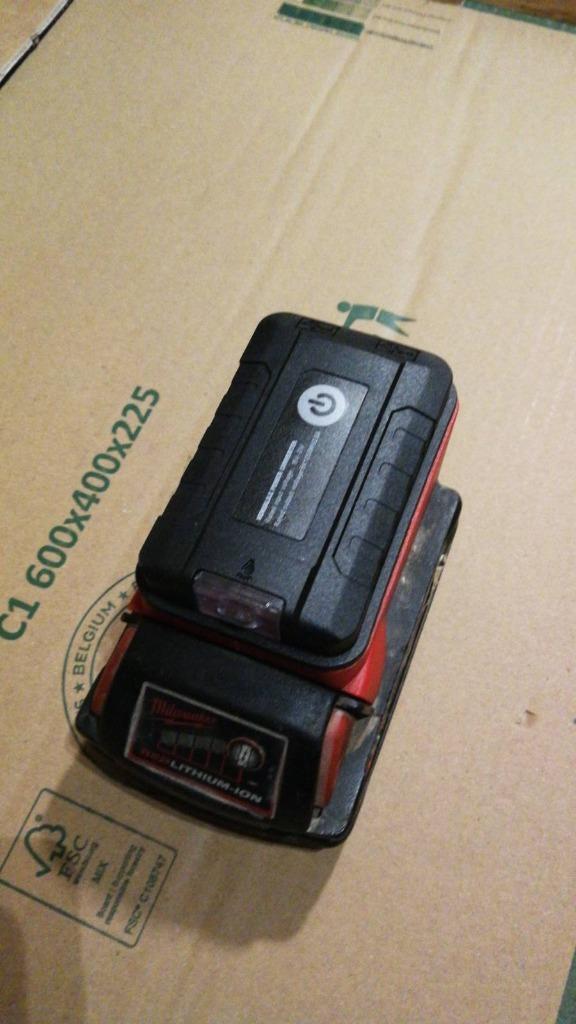 Lampadapter Milaukee 18V met twee USB-poorte, Doe-het-zelf en Bouw, Gereedschap | Handgereedschap, Nieuw, Ophalen of Verzenden