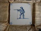 Delfts tegel met musketier, Antiek en Kunst, Ophalen of Verzenden