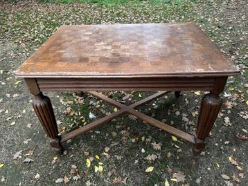 Antieke massieve tafel beschikbaar voor biedingen