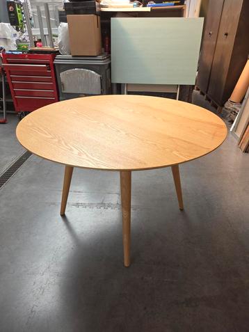 Eiken tafel beschikbaar voor biedingen