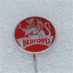 SP0855 Speldje Bedford 17 mm rood, Collections, Broches, Pins & Badges, Utilisé, Enlèvement ou Envoi