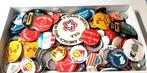 3 doosen buttons, Collections, Broches, Pins & Badges, Enlèvement ou Envoi