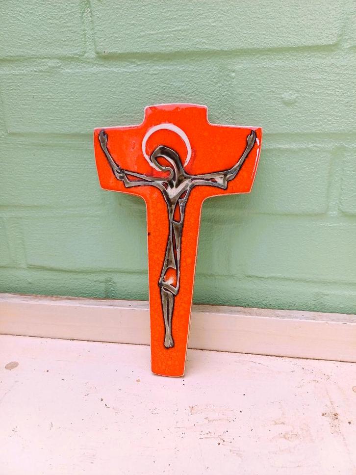 Crucifix vintage en céramique Bree Belgium, Antiquités & Art, Antiquités | Céramique & Poterie, Enlèvement ou Envoi
