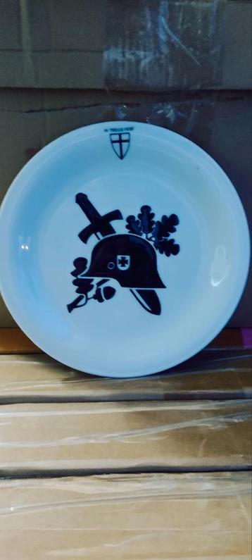 Bord porselein in Treue fest Duitse helm zwaard eikenloof  beschikbaar voor biedingen