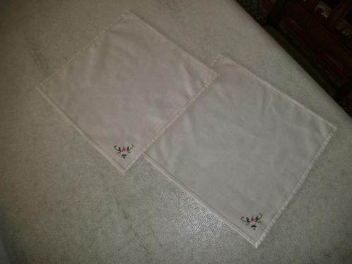 Lot van 2 geborduurde tafelnapjes, Huis en Inrichting, Tafelkleden, Zo goed als nieuw, Vierkant, Binnen, Ophalen of Verzenden
