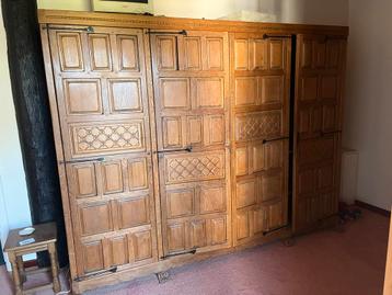 Grote houten kledingkast beschikbaar voor biedingen