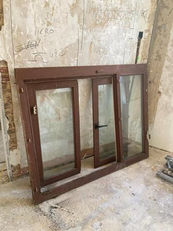 Houten raam met dubbel glas beschikbaar voor biedingen