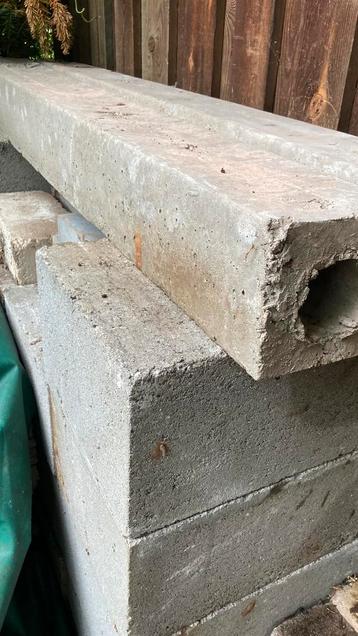 14x betonblokken en 2x balken beschikbaar voor biedingen