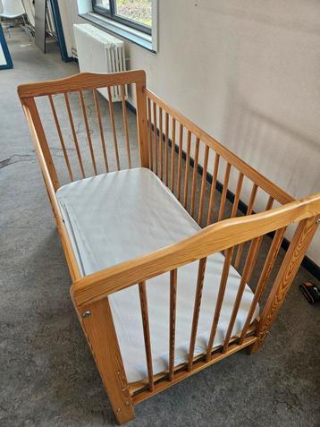 Ledikant met matras, matrasbeschermer en hoeslakens., Enlèvement, Utilisé, Lit
