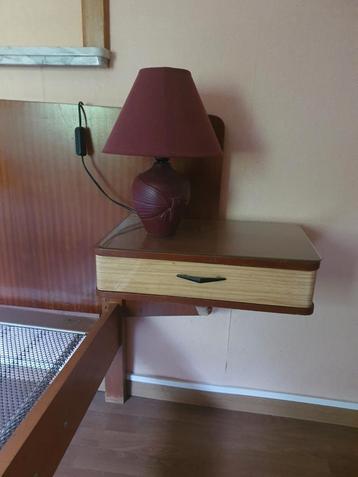 Retro tweepersoonsbed met zwevende nachtkastjes beschikbaar voor biedingen