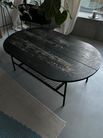 Zwarte ovale salontafel beschikbaar voor biedingen