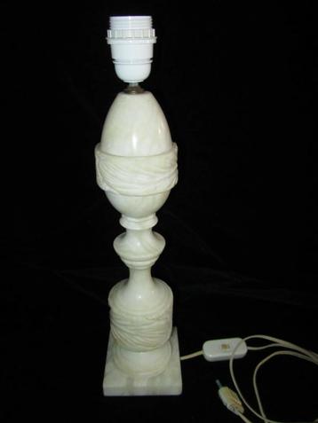 Grote lampvoet van albast! Hoogte: 46 cm.  beschikbaar voor biedingen