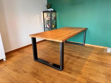 Eetkamertafel hout met metalen onderstel beschikbaar voor biedingen