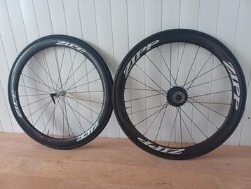 Zipp 302 en 303 full carbon Shimano 11-speed clincher. beschikbaar voor biedingen