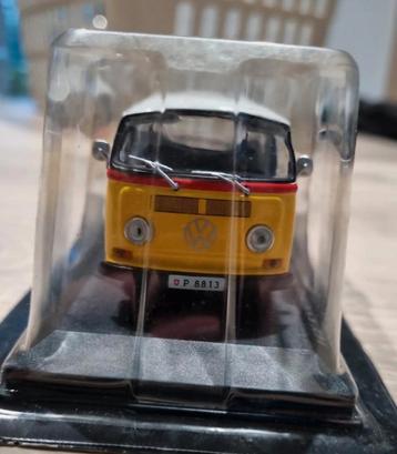 Volkswagen T2 Kombi geel/wit 1:43 op display in blister beschikbaar voor biedingen