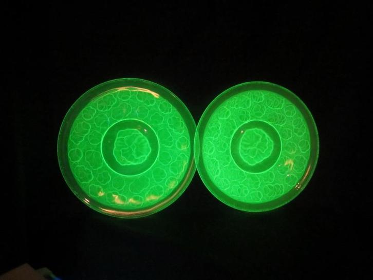 2 Antieke vaseline/uranium glazen bordjes, bloemen art deco, Antiek en Kunst, Antiek | Glaswerk en Kristal, Verzenden
