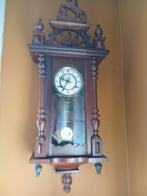 Antieken hangklok met sleutel perfect werkend., Ophalen