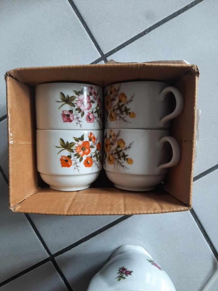 melkkan en 4 koffie kopjes  met stempels (oud), Huis en Inrichting, Keuken | Servies, Gebruikt, Kop(pen) en/of Schotel(s), Overige stijlen