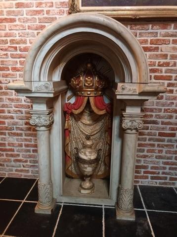 Kapelnis laat 19 de eeuws. polychroom hout  beschikbaar voor biedingen