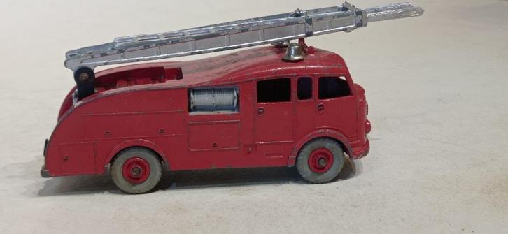 DINKY TOYS UK BRANDWEERWAGEN COMMER REF 555, Hobby en Vrije tijd, Modelauto's | 1:43, Gebruikt, Bus of Vrachtwagen, Dinky Toys