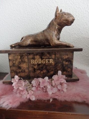 Bull Terrier urn als set of als los beeld, is handgemaakt beschikbaar voor biedingen