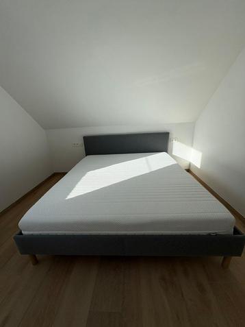 Bed 180/200 - Grijs- Perfecte staat beschikbaar voor biedingen