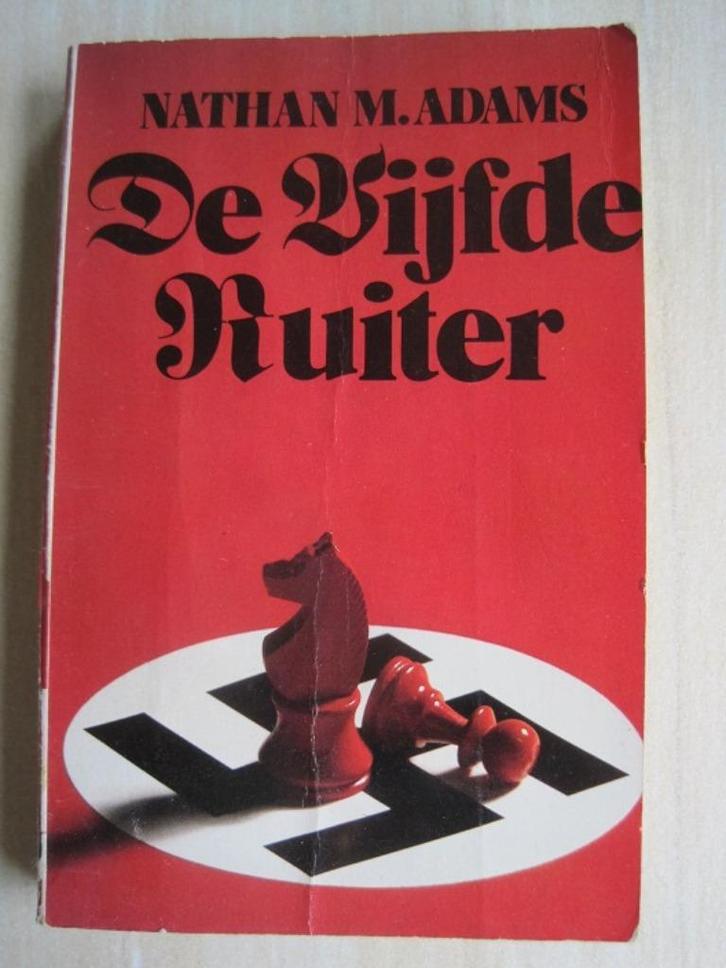 465 - De vijfde ruiter - Nathan M. Adams, Boeken, Thrillers, Zo goed als nieuw, Amerika, Ophalen of Verzenden