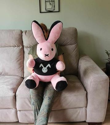 Grande peluche lapin assis beschikbaar voor biedingen