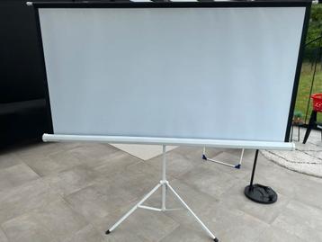 Projectorscherm en projector beschikbaar voor biedingen