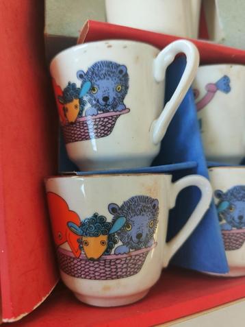 Vintage porseleinen kinderservies beschikbaar voor biedingen