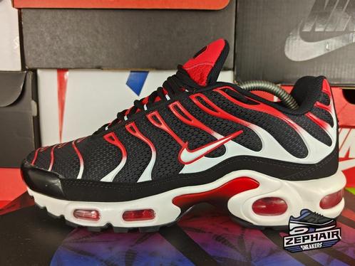 Nike Air Max Plus TN 'University Red/White' EU41 2023, Kleding | Heren, Schoenen, Zo goed als nieuw, Sneakers, Zwart, Ophalen of Verzenden