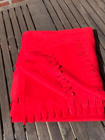 Rode fleece deken beschikbaar voor biedingen