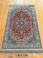 Véritable Tapis d’Orient, 1m28 sur 1m90. Se trouve à Limal., Huis en Inrichting, Stoffering | Tapijten en Vloerkleden, Ophalen