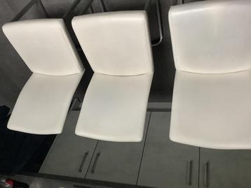 Tafel en stoelen 