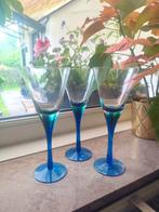 3 Cocktailglazen op blauwe voet, Glas, Glas of Glazen, Zo goed als nieuw, Ophalen