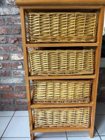 Houten kastje beschikbaar voor biedingen