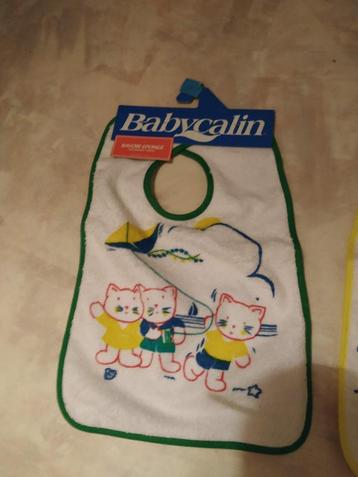 groot baby slabbetje splinternieuw met rekkertje over hoofd  beschikbaar voor biedingen