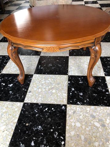 Mooie massieve salontafel beschikbaar voor biedingen