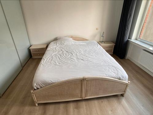 Rotan bed + 2 nachtkastjes (incl. matras), Huis en Inrichting, Slaapkamer | Boxsprings, Gebruikt, 160 cm, 200 cm, Tweepersoons