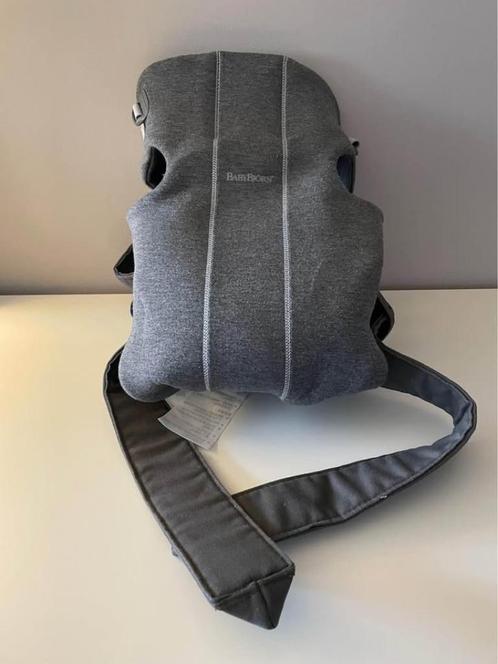 BabyBjörn buikdrager mini 3D jersey donkergrijs, Kinderen en Baby's, Babydragers en Draagdoeken, Zo goed als nieuw, Draagzak, Buik of Rug